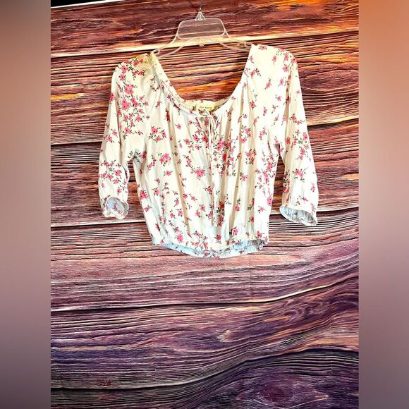 Free Kisses Tops - Free Kisses Flowers Crop Top. Size Medium.